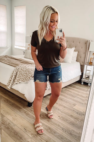 THE BUBBLY BASIC V-NECK TEE - OLIVE