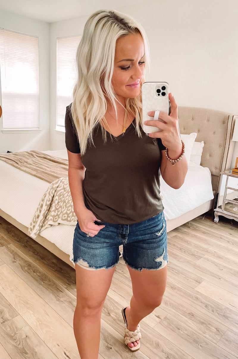 THE BUBBLY BASIC V-NECK TEE - OLIVE